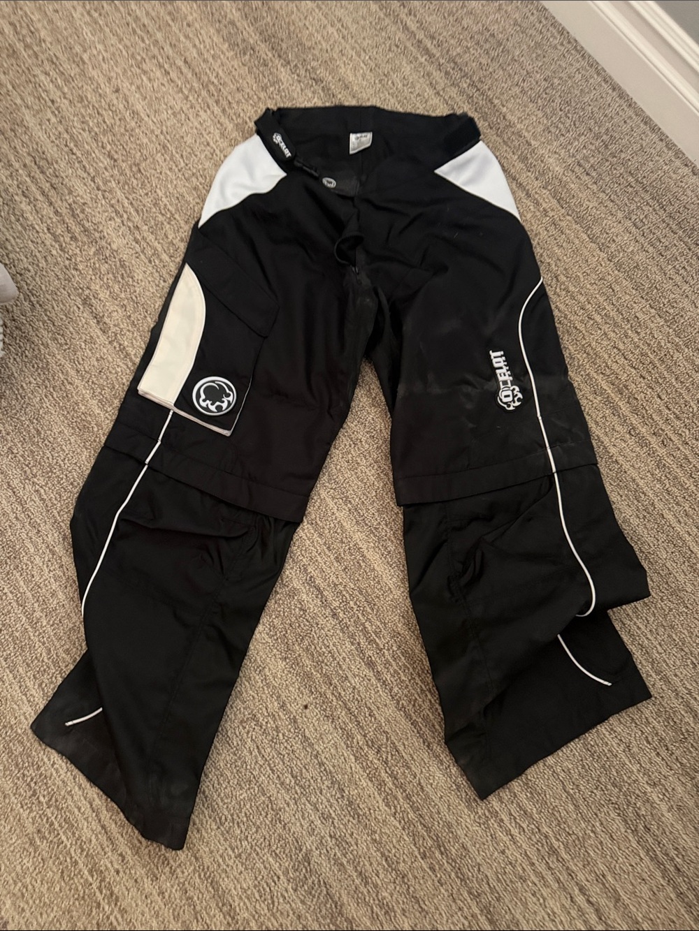 Hi-Tec Black and White size 40 snowboard pants